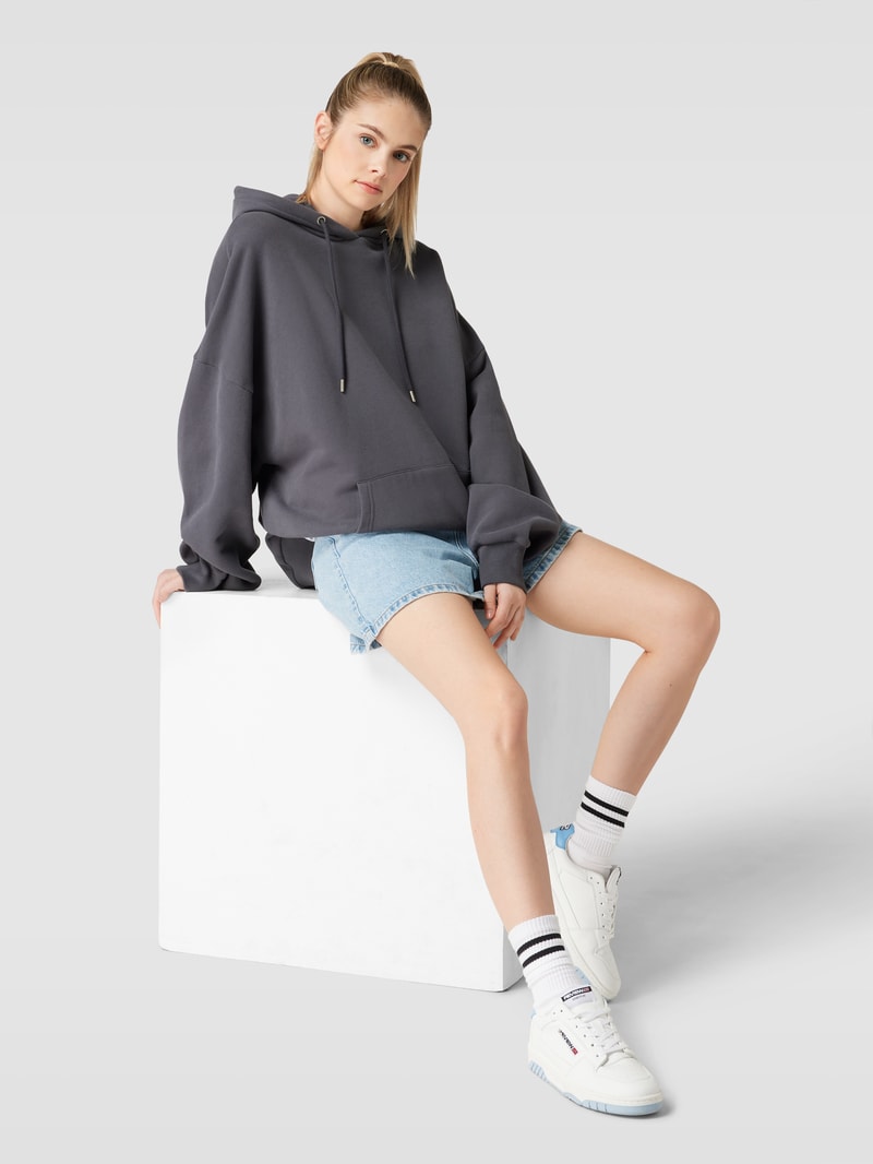 Hoodie mit Känguru-Tasche in schwarz