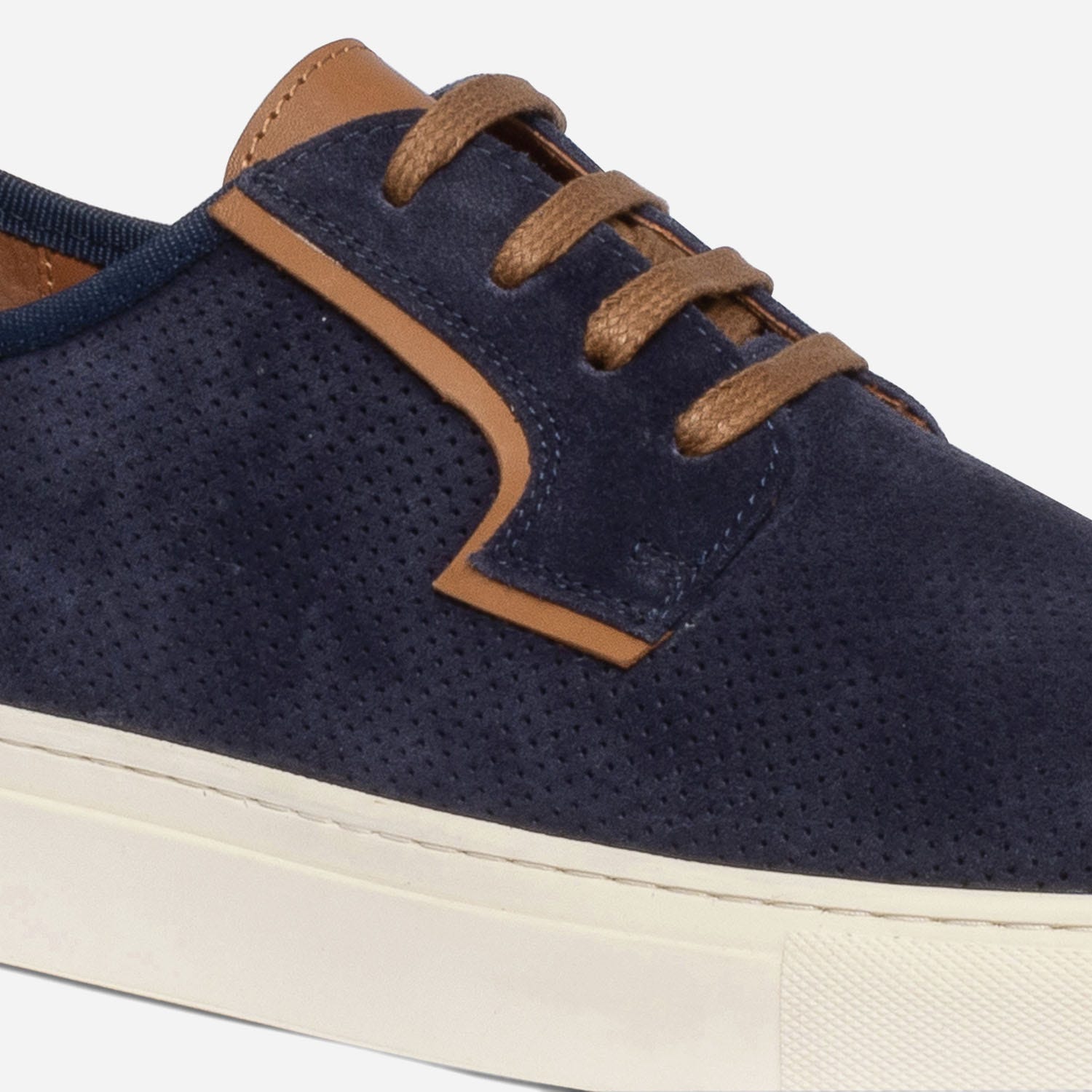 Tennis bleu marine en cuir velours perforé