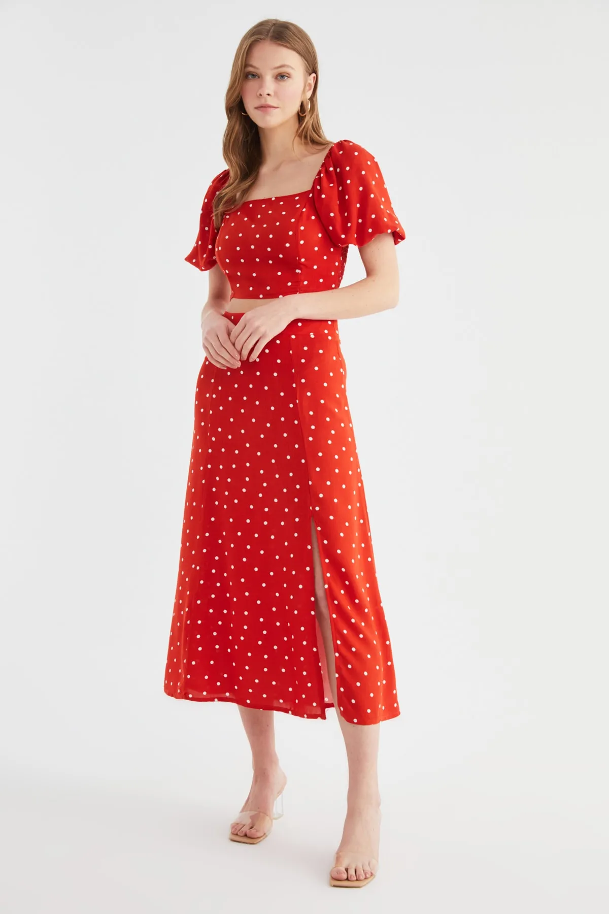 Trendyol Collection  Midi-Set aus Viskosegewebe mit gepunktetem Unterteil und Oberteil mit Fliesenschlitz TWOSS20AU0097