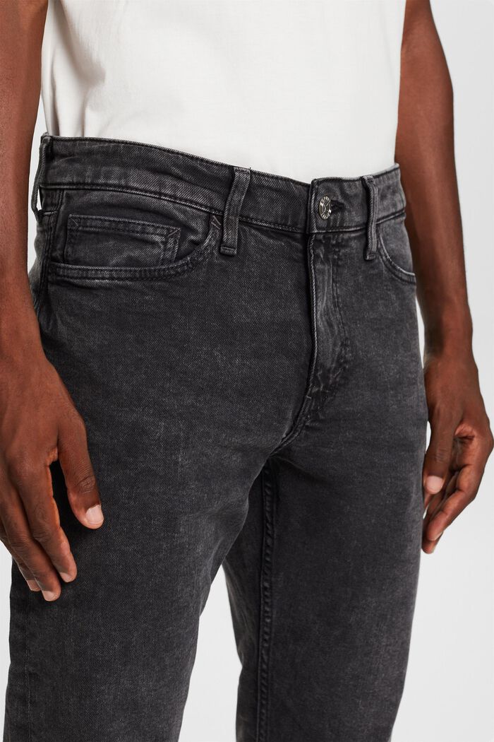 Jeans mit mittlerer Bundhöhe und schmaler Passform