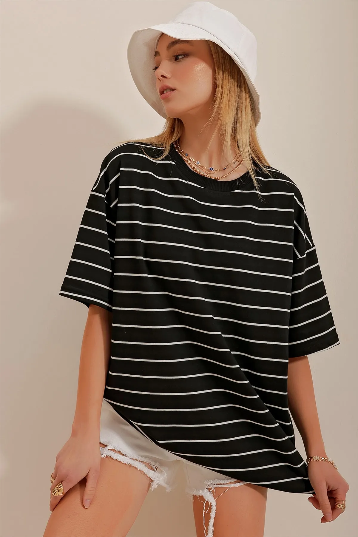 Trend Alaçatı Stili  Gestreiftes Oversize-T-Shirt für Damen in Schwarz mit Rundhalsausschnitt ALC-X10388