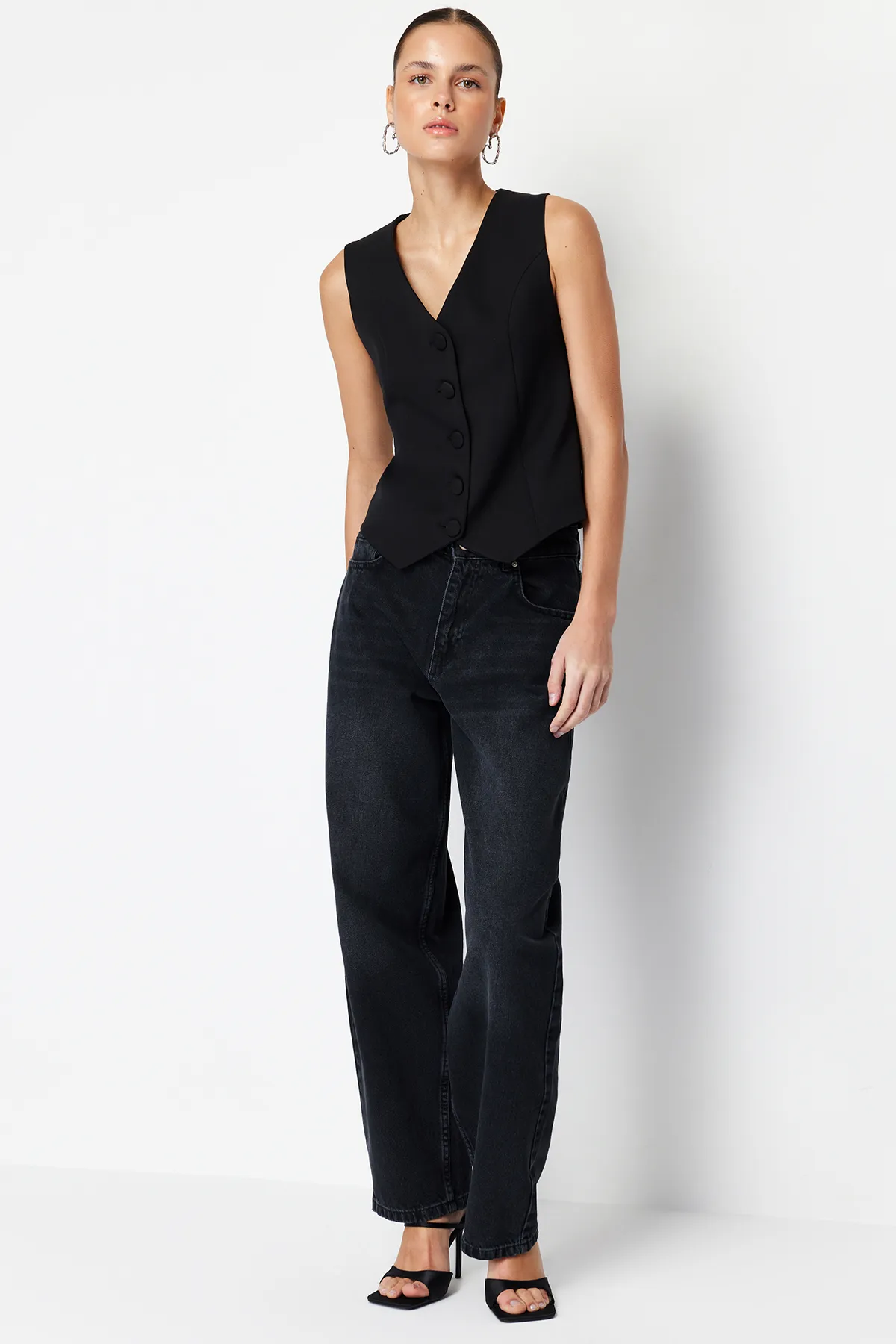 Trendyol Collection  Schwarze Skater-Jeans mit niedriger Taille TWOSS24JE00038