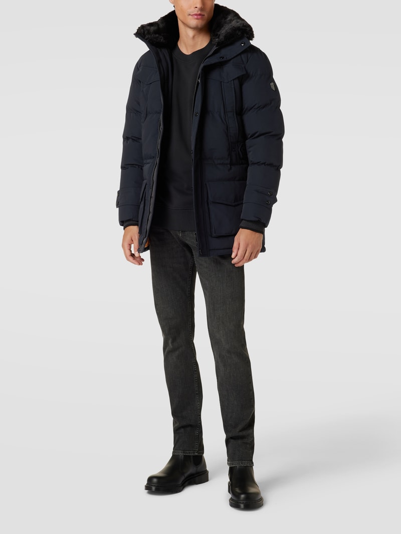 Steppjacke mit Label-Patch in marineblau