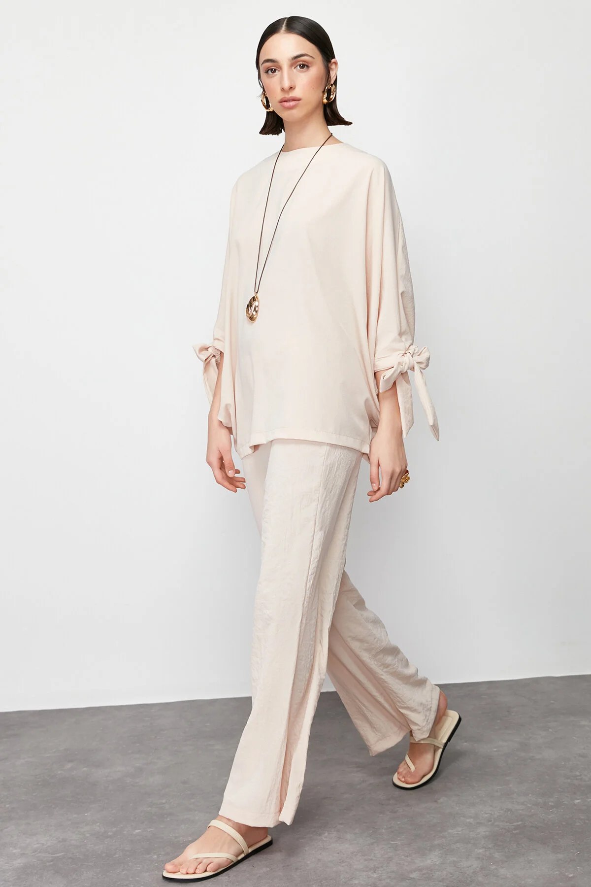 Trendyol Modest  Beigefarbenes Set aus gewebter Aerobin-Tunika und Hose mit Fledermausärmeln TCTSS23US00043