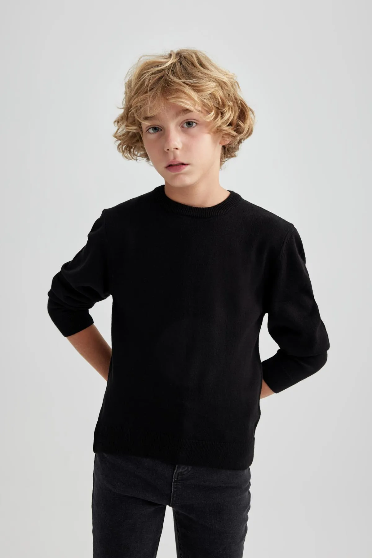 DeFacto  Strickpullover für Jungen mit normaler Passform und Rundhalsausschnitt