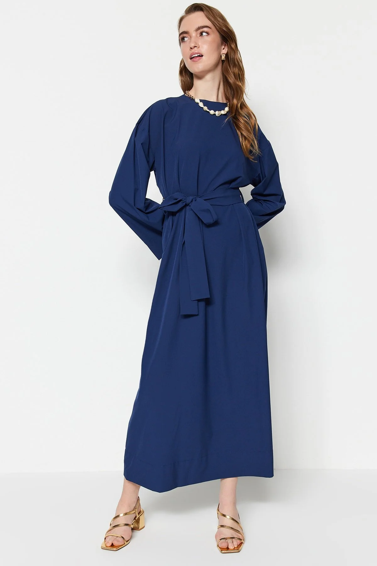 Trendyol Modest  Marineblaues, gewebtes Kleid aus Fallschirmstoff mit Taillengürtel und weiter Passform TCTSS23EB00251