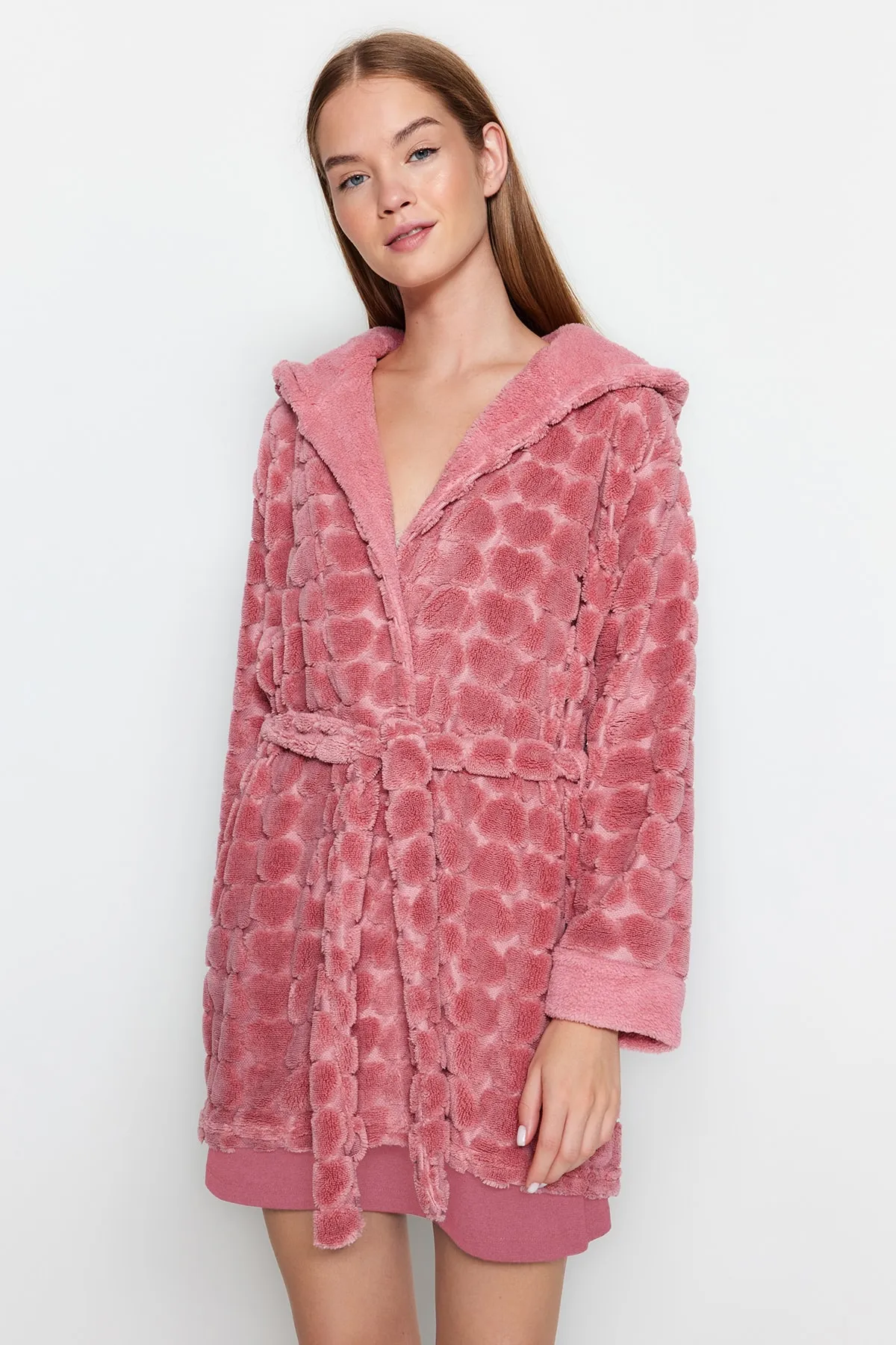 Trendyol Collection  Rosafarbener, herzgemusterter Fleece-Strick-Morgenmantel mit Gürtel THMAW24SB00002