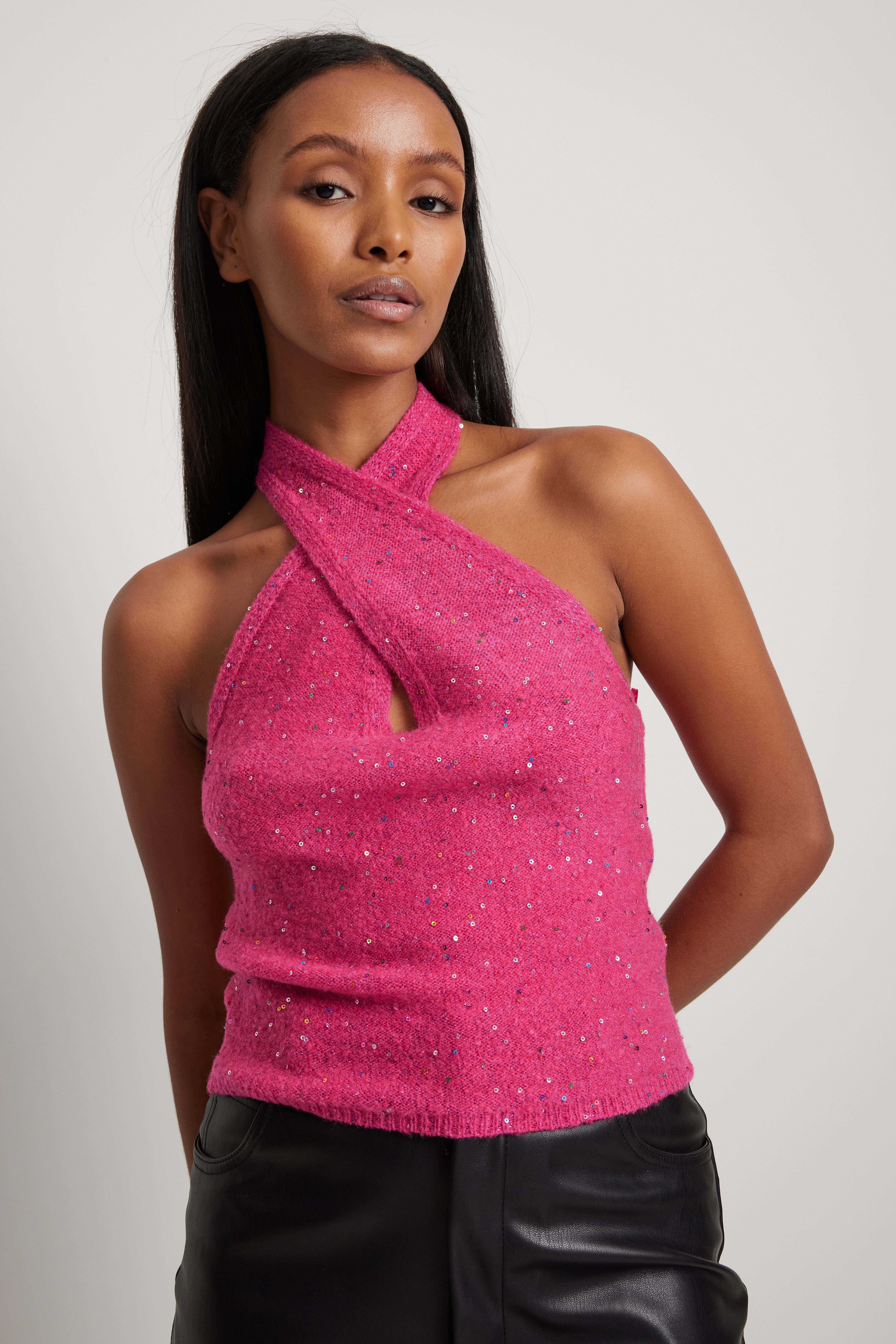Gestricktes Neckholder-Top mit Pailletten