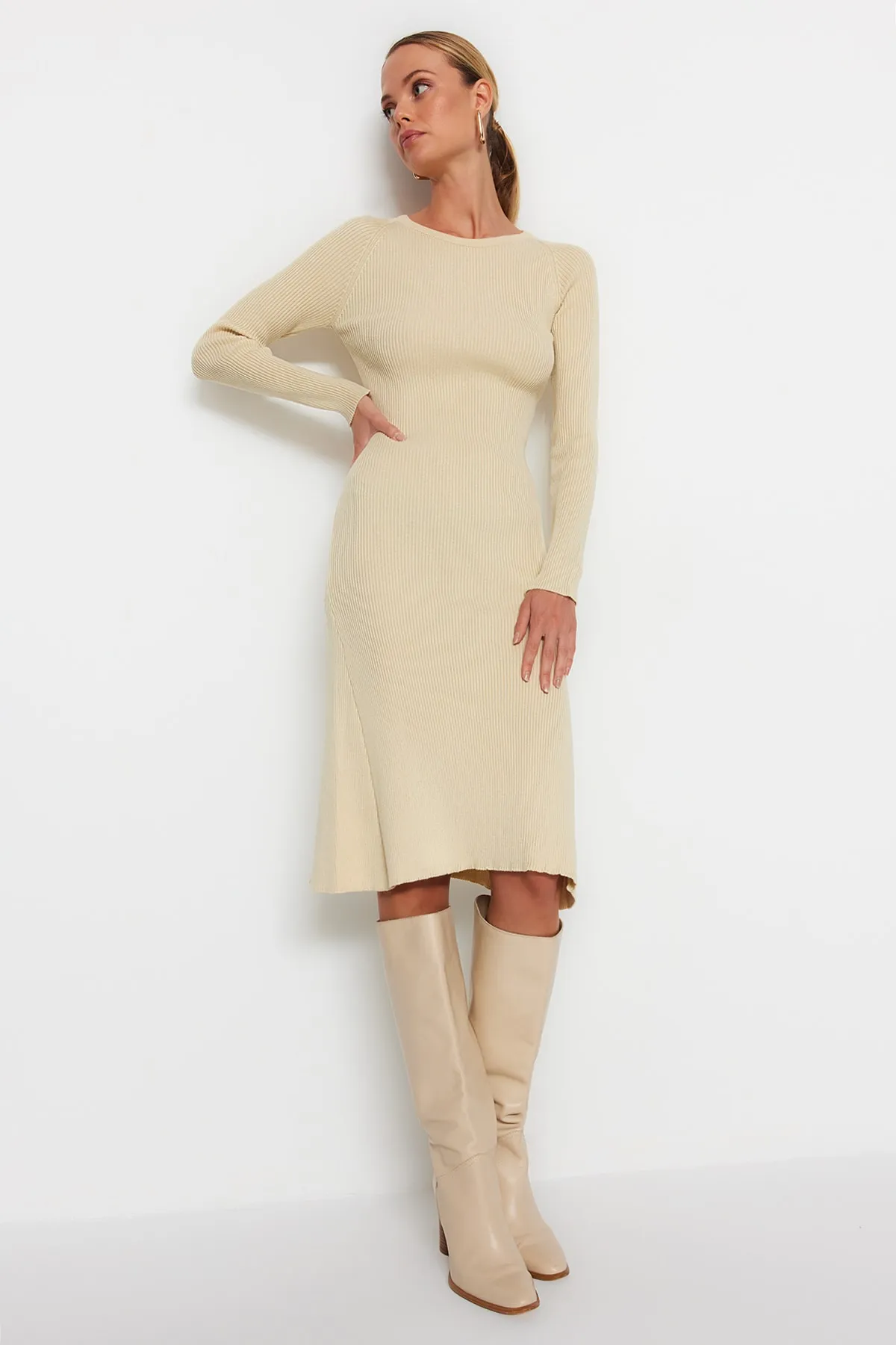 Trendyol Collection  Steinfarbenes Midi-Strickkleid mit Rundhalsausschnitt TWOAW23EL00023