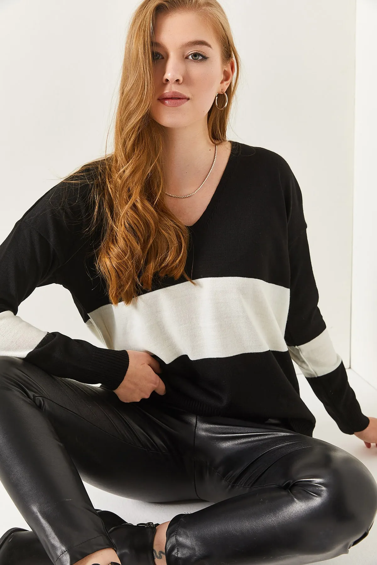 armonika  Schwarzer zweifarbiger Damenpullover mit V-Ausschnitt und kurzer Vorderseite und langer Rückseite ARM-18K012042