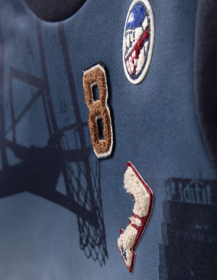 Sweat marine visuel buildings et badges garçon