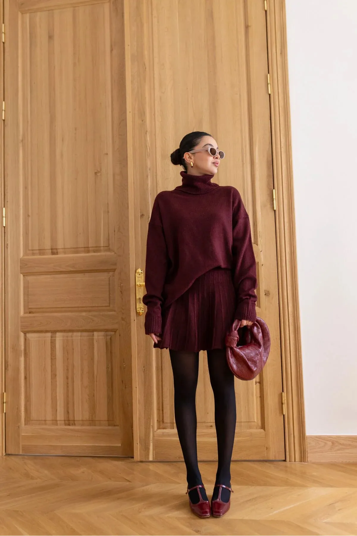 Laluvia  Burgunderrotes Strickset mit Faltenrock und Halspullover