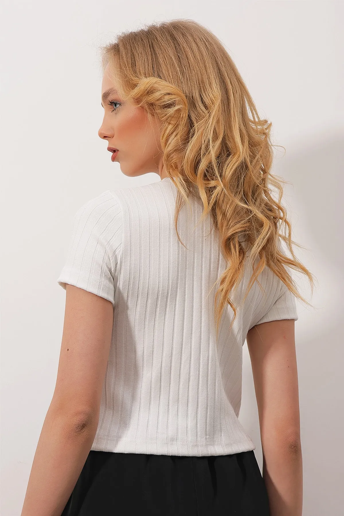 Trend Alaçatı Stili  Weiße Damen-Bluse mit Rundhalsausschnitt und Herzstickerei, halbe Ärmel, weit gerippt, bauchfrei ALC-X9572-1