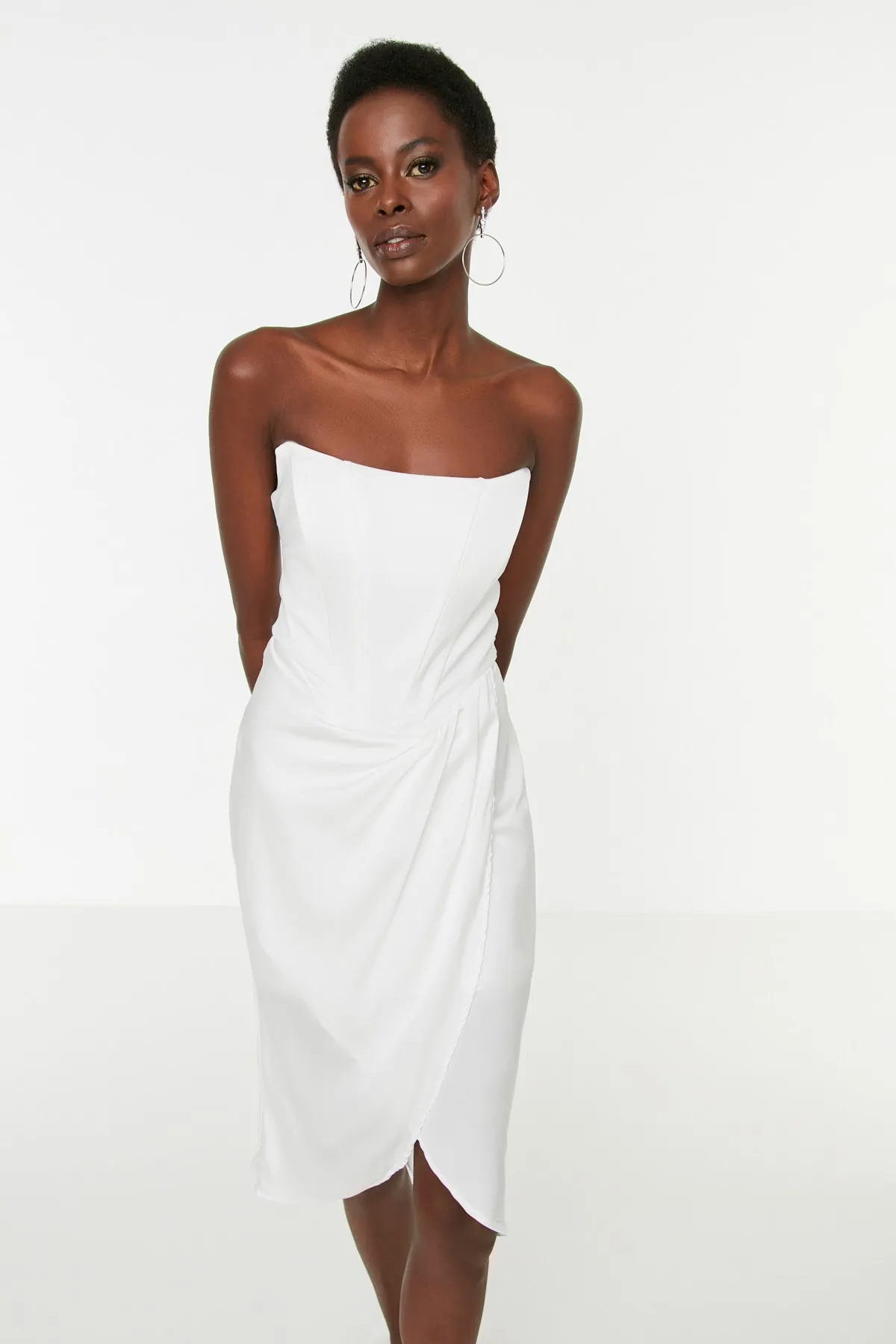 Trendyol Collection  Ecrufarbenes Abendkleid aus Satin mit Bügeln TPRSS22EL2021