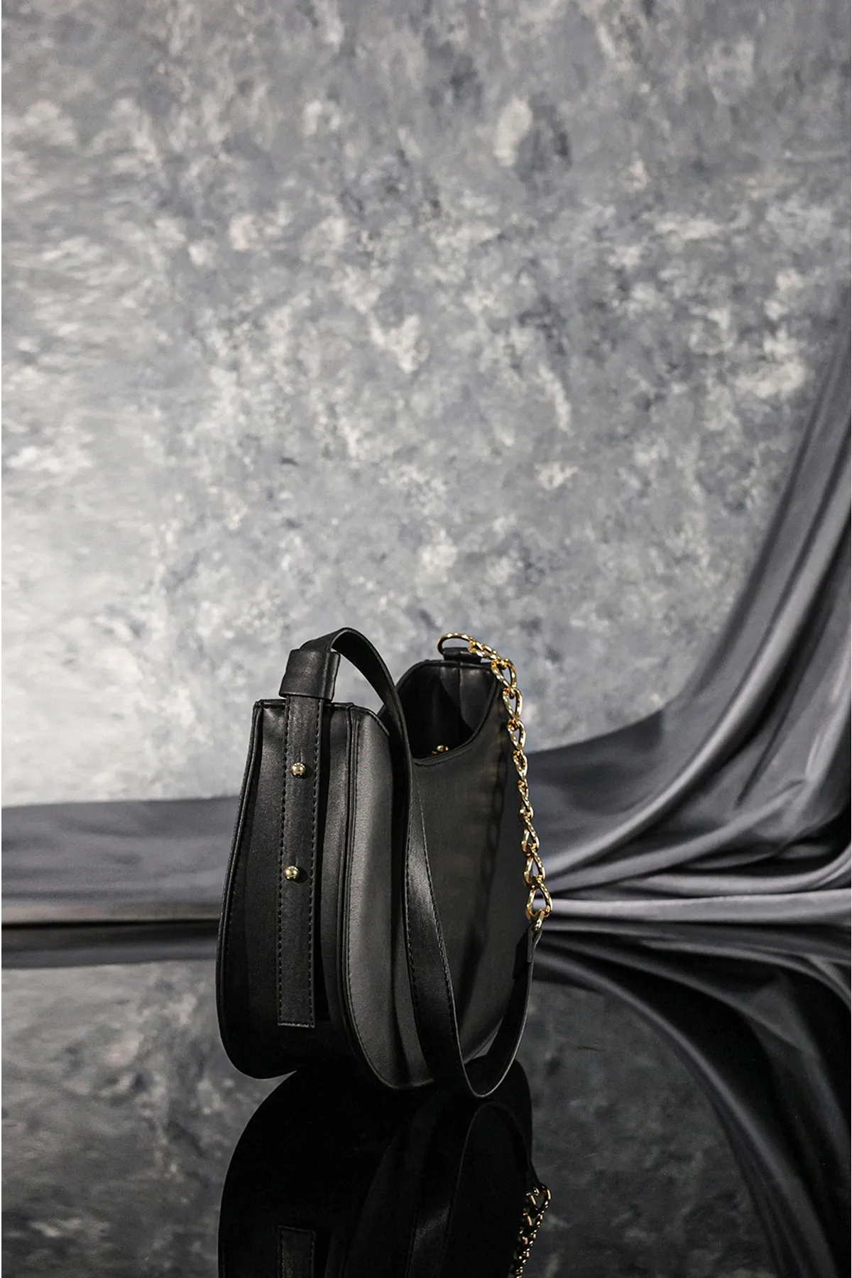 Rimense  Schwarze Tasche mit verstellbarem Riemen und Reißverschluss, gefüttert