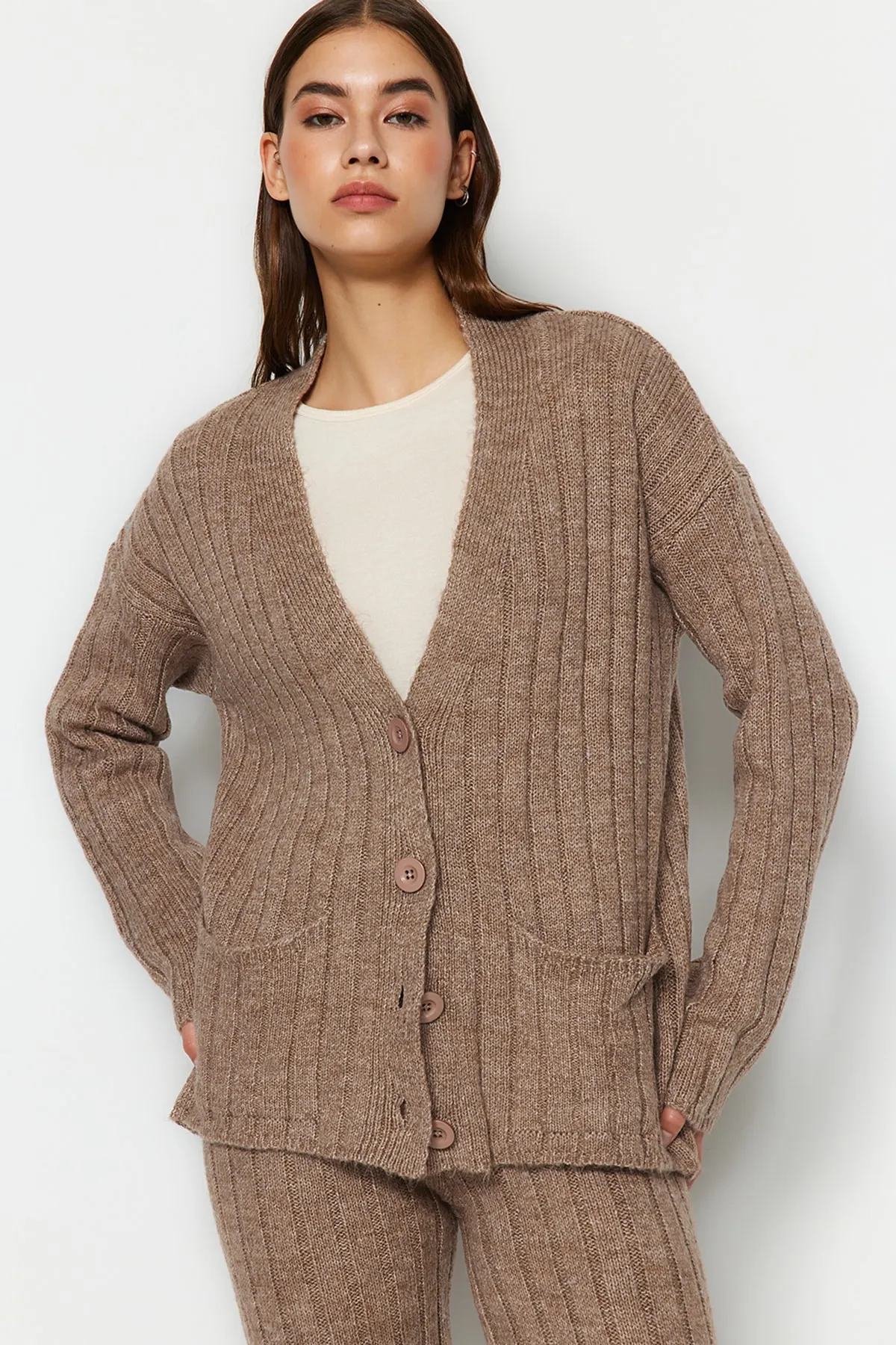 Trendyol Collection  Nerzfarbenes, weit geschnittenes Set aus Oberteil und Unterteil aus weicher Strickware TWOAW22AU0128