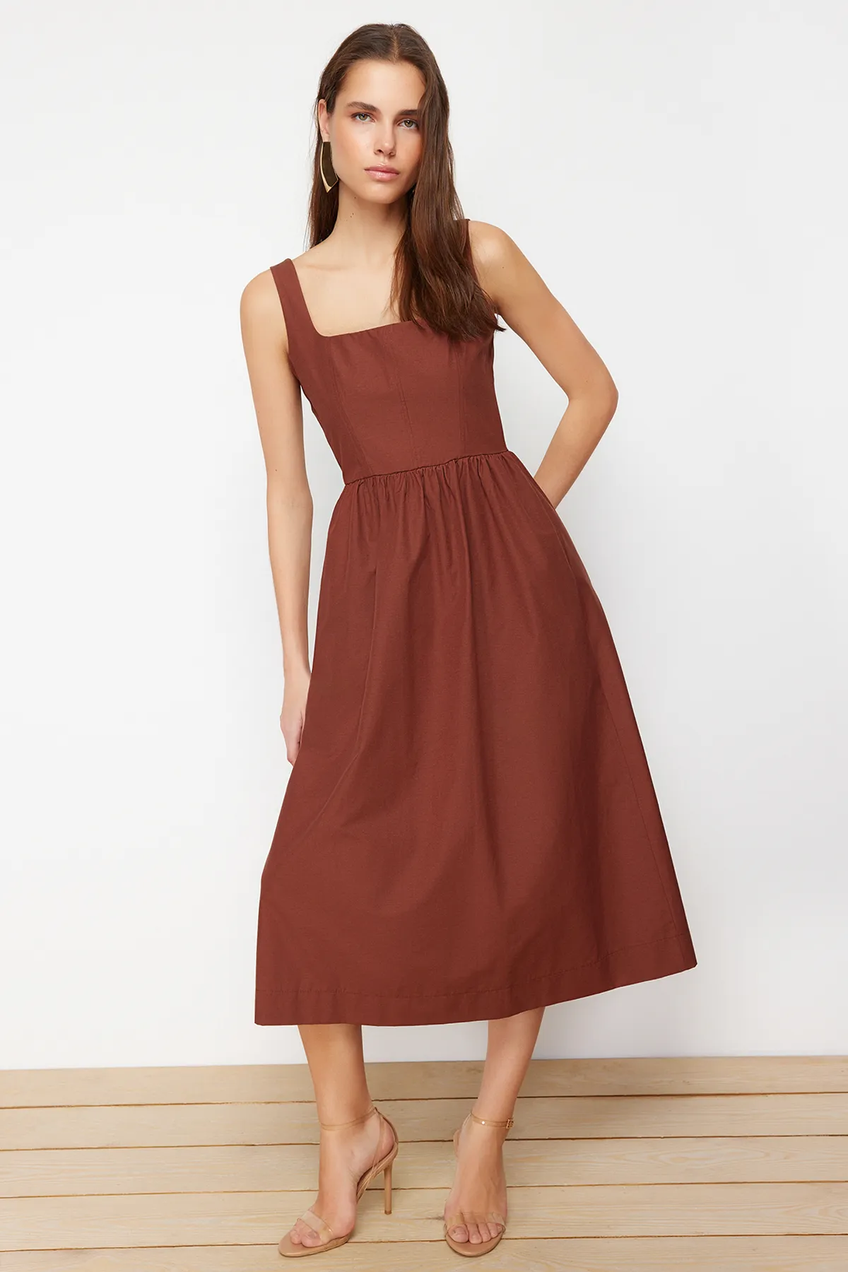 Trendyol Collection  Braunes gewebtes Midikleid mit Taillenöffnung und Korsett-Nähten TWOSS24EL00038