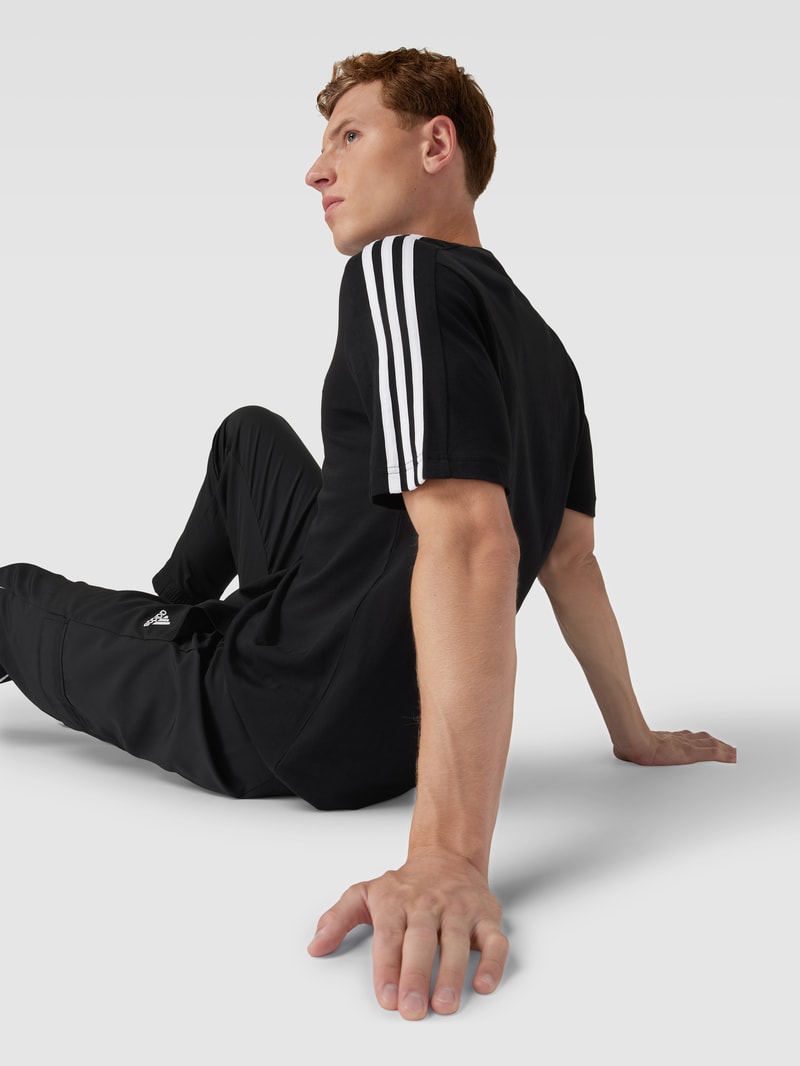 T-Shirt mit Label-Stitching in schwarz