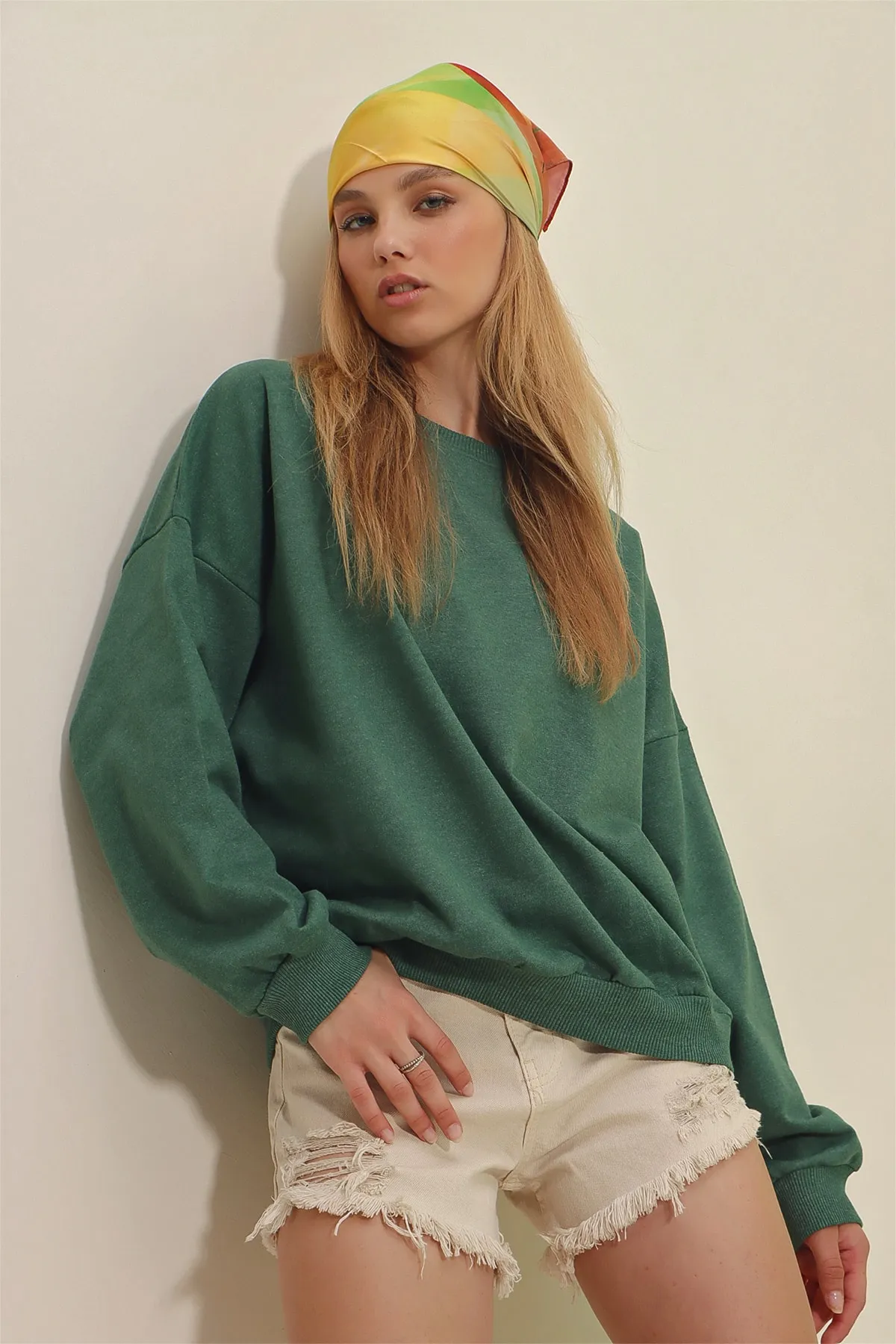 Trend Alaçatı Stili  Nefti Grünes Oversize-Sweatshirt mit Rundhalsausschnitt für Damen ALC-669-001