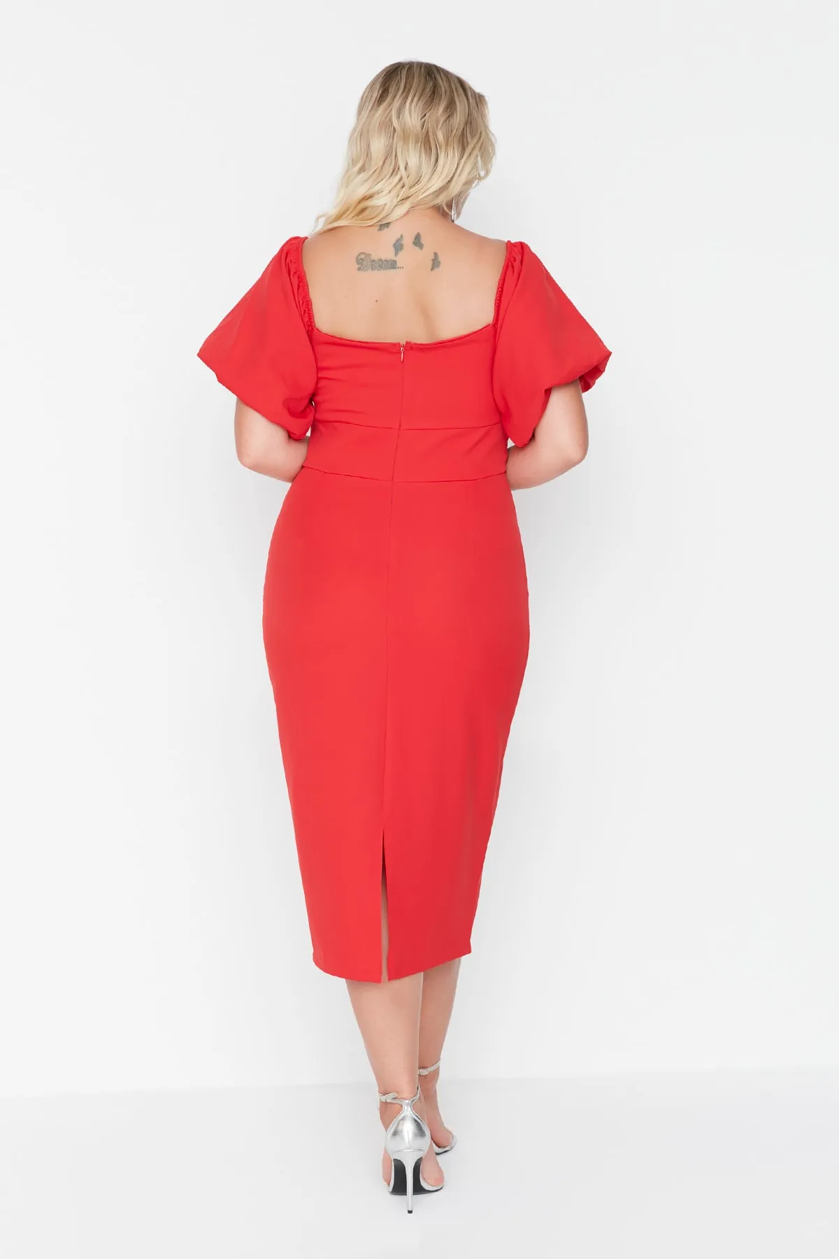 Trendyol Curve  Rotes, körperbetontes, trägerloses, gewebtes Kleid mit Ballonärmeln TBBSS22AH00040