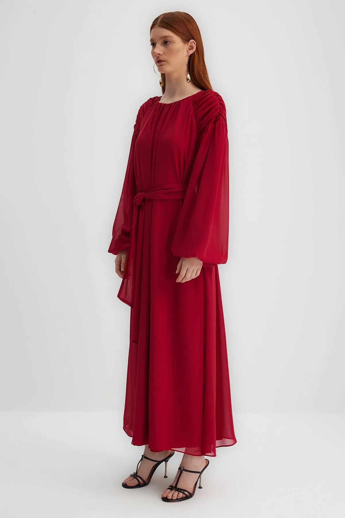 Trendyol Modest  X Kevser Sarıoglu Fuchsia Chiffon-Abendkleid mit drapierten Schultern und Gürtel TCLSS23DB00005
