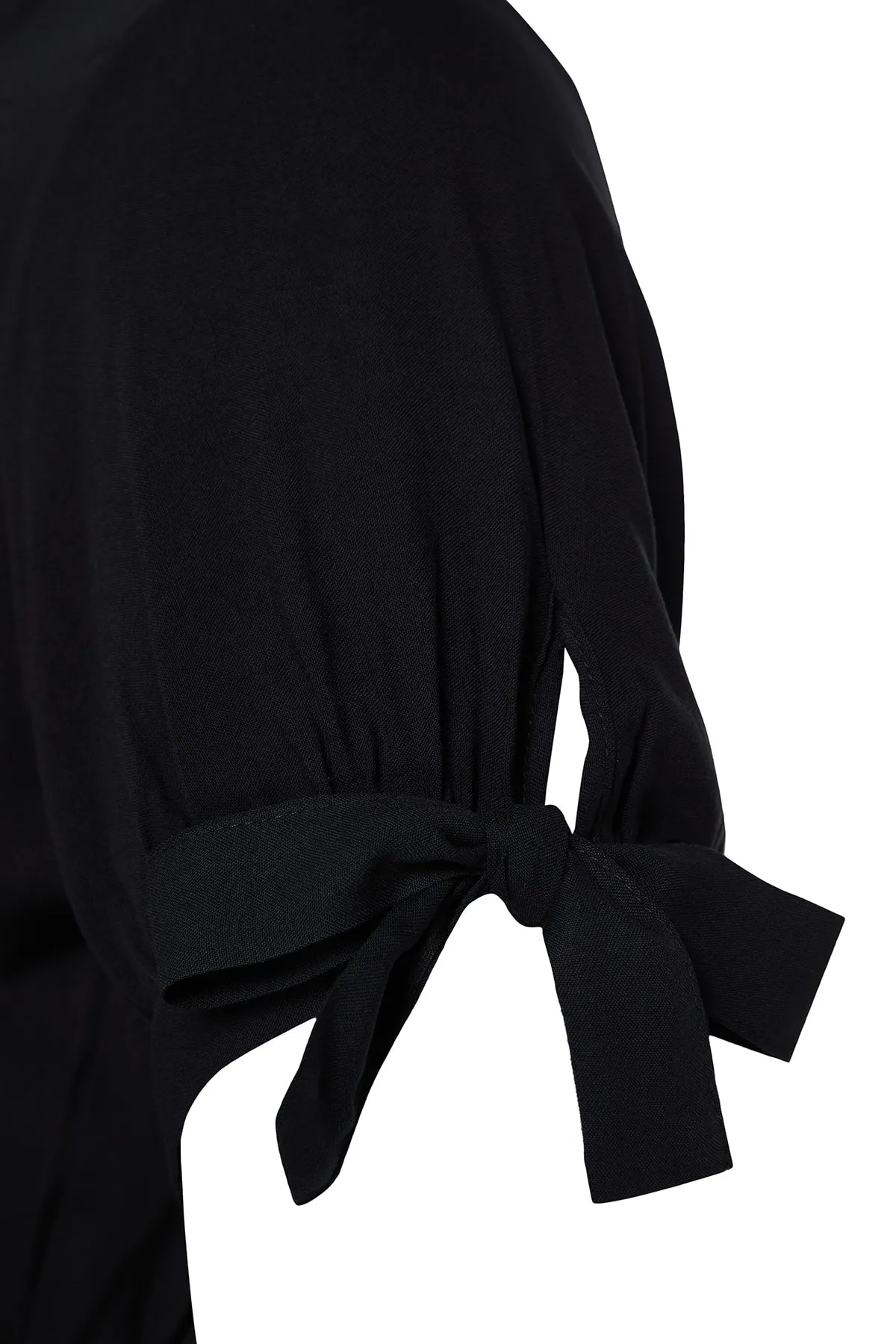 Trendyol Curve  Schwarzes gewebtes Kleid mit Knöpfen und Gürtel TBBSS22EL1603