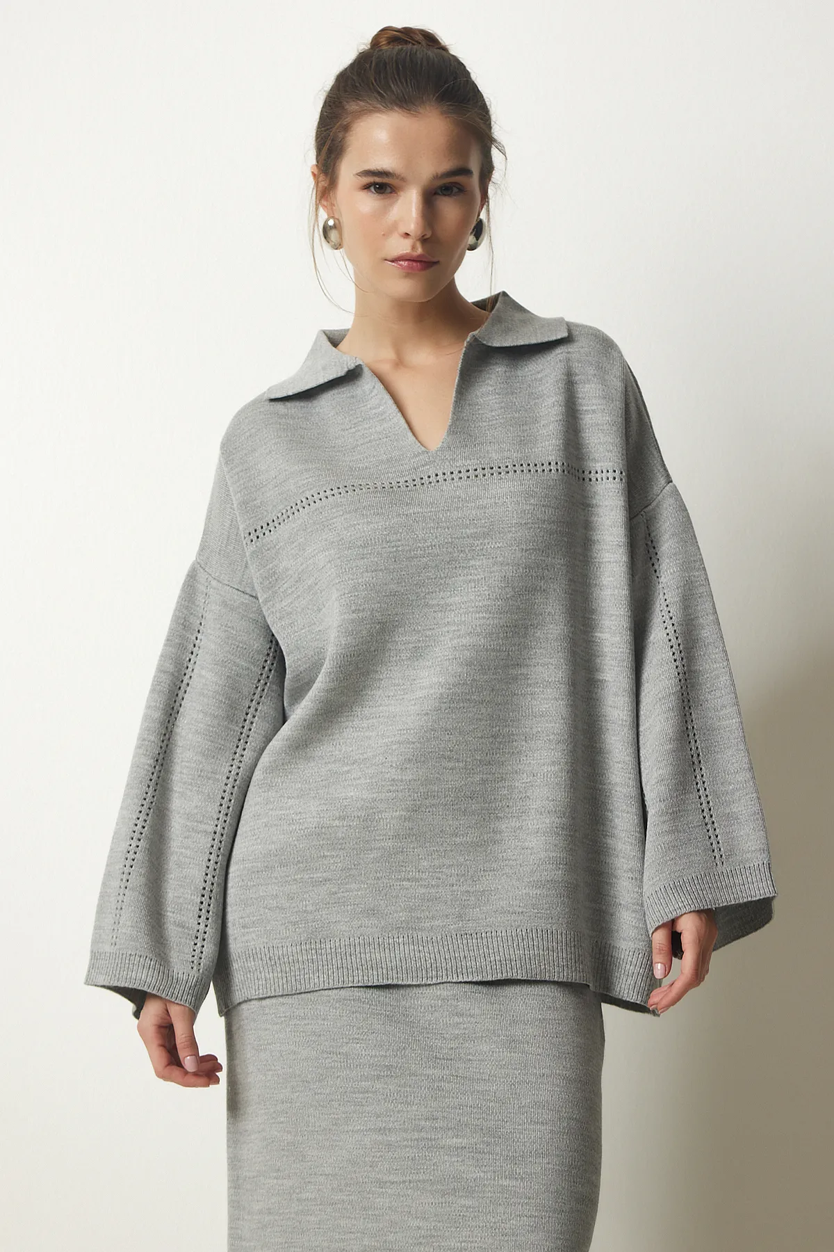 Happiness İstanbul  Graues Damen-Set mit Polokragen und stilvollem Strickpullover und Rock YY00186