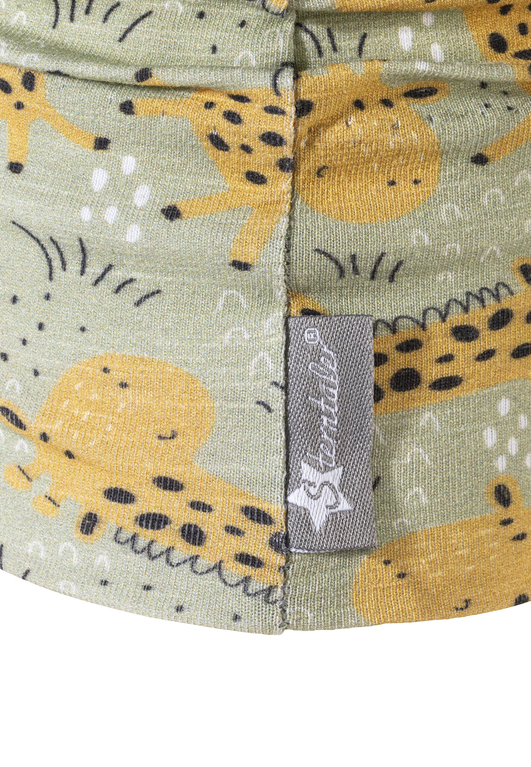 Beanie bedruckt mit Allover-Giraffen Motiv in grün