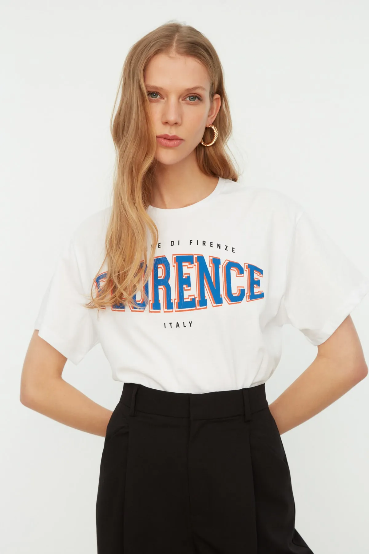 Trendyol Collection  Weißes, bedrucktes Oversize-/Weite-Fit-Strick-T-Shirt aus 100 % Baumwolle mit Rundhalsausschnitt TWOSS22TS0994