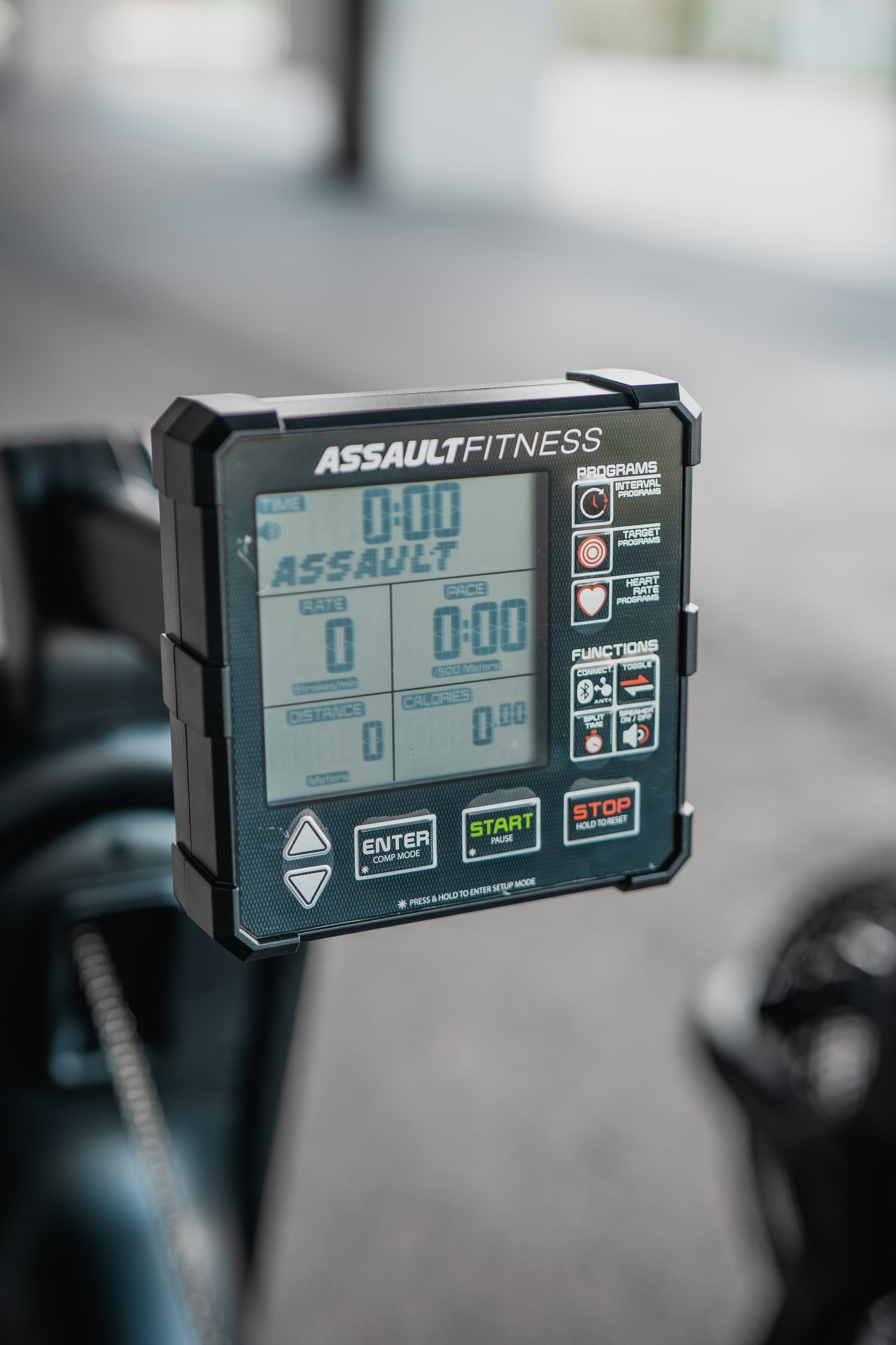 Assault Fitness Rudergerät AssaultRower Pro Ruderergometer (1-tlg), aufrechte Aufbewahrung, verbraucht keinen Strom, mit Transportrollen