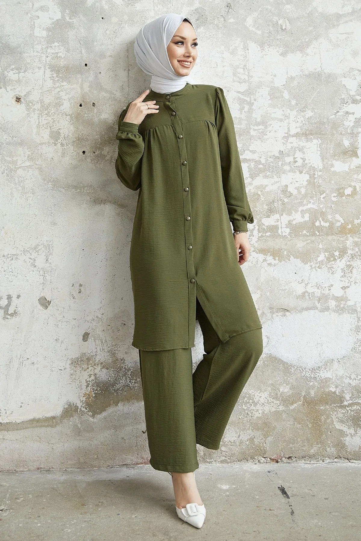 InStyle  Arfa Ayrobin geknöpfter Freizeitanzug – Khaki