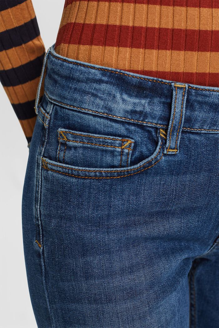 Schmal geschnittene Jeans mit mittelhohem Bund