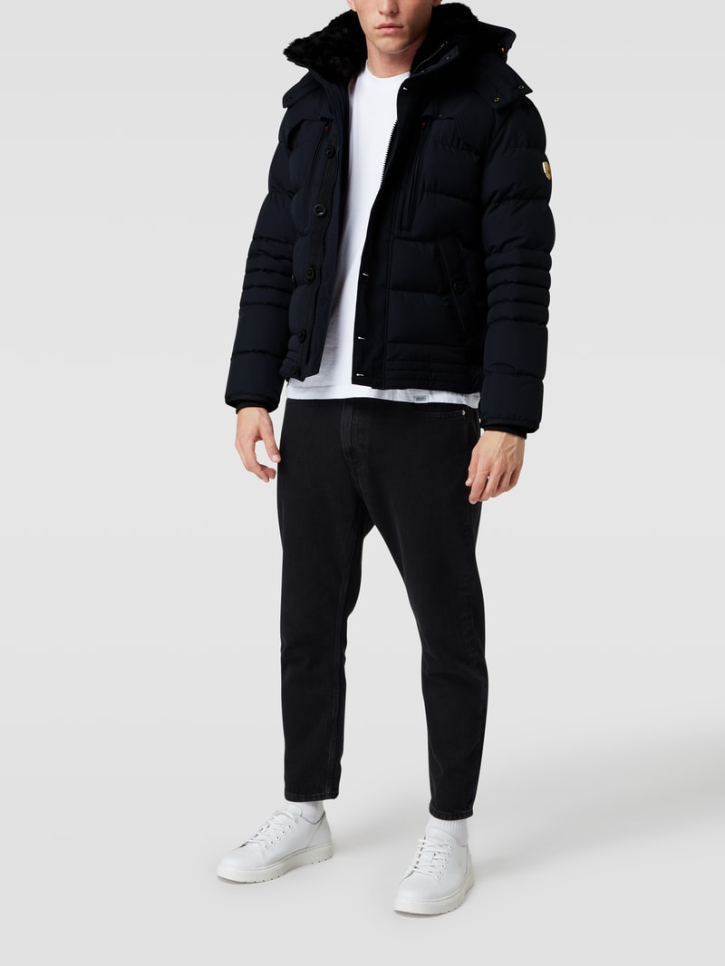Steppjacke mit Label-Patch in marineblau