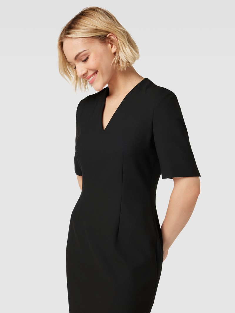 Knielanges Kleid mit V-Ausschnitt in schwarz