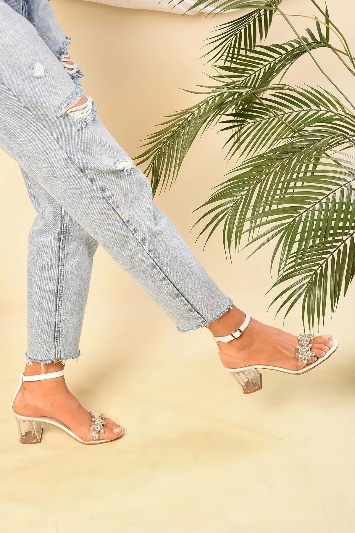 Shoeberry  Damen-Schuhe Maggie White mit transparentem Steinabsatz und einem Riemen