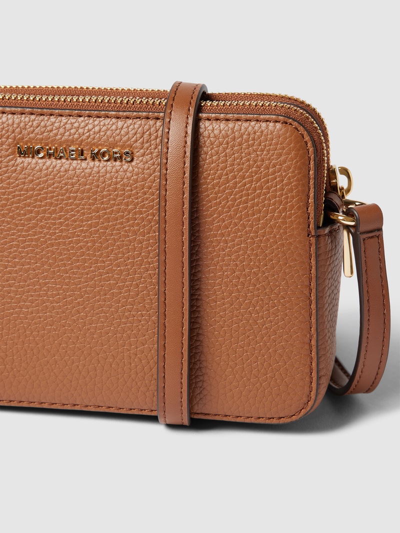Crossbody Bag mit Label-Detail Modell 'JET SET' in cognac