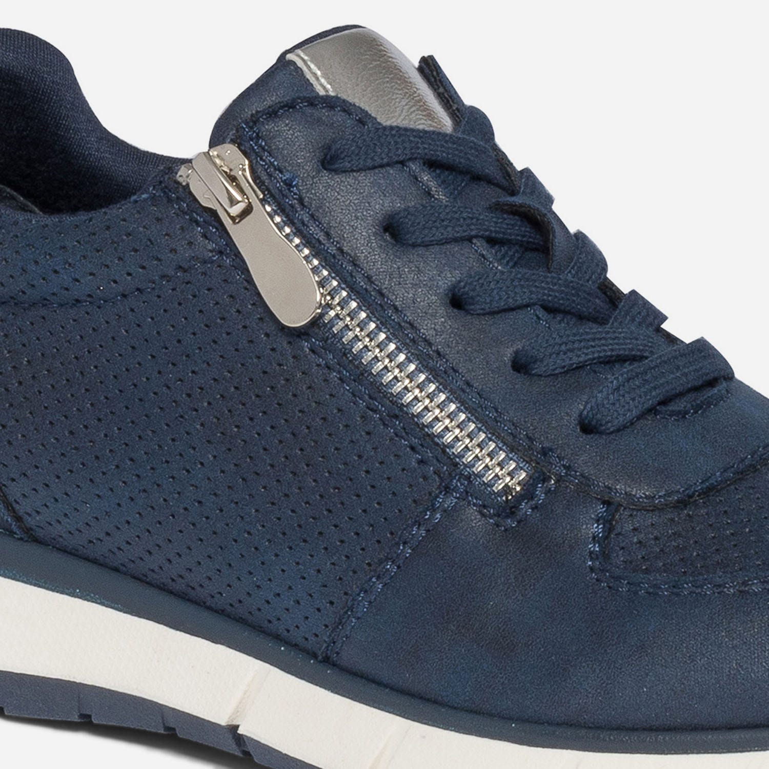 Tennis bleu marine perforée
