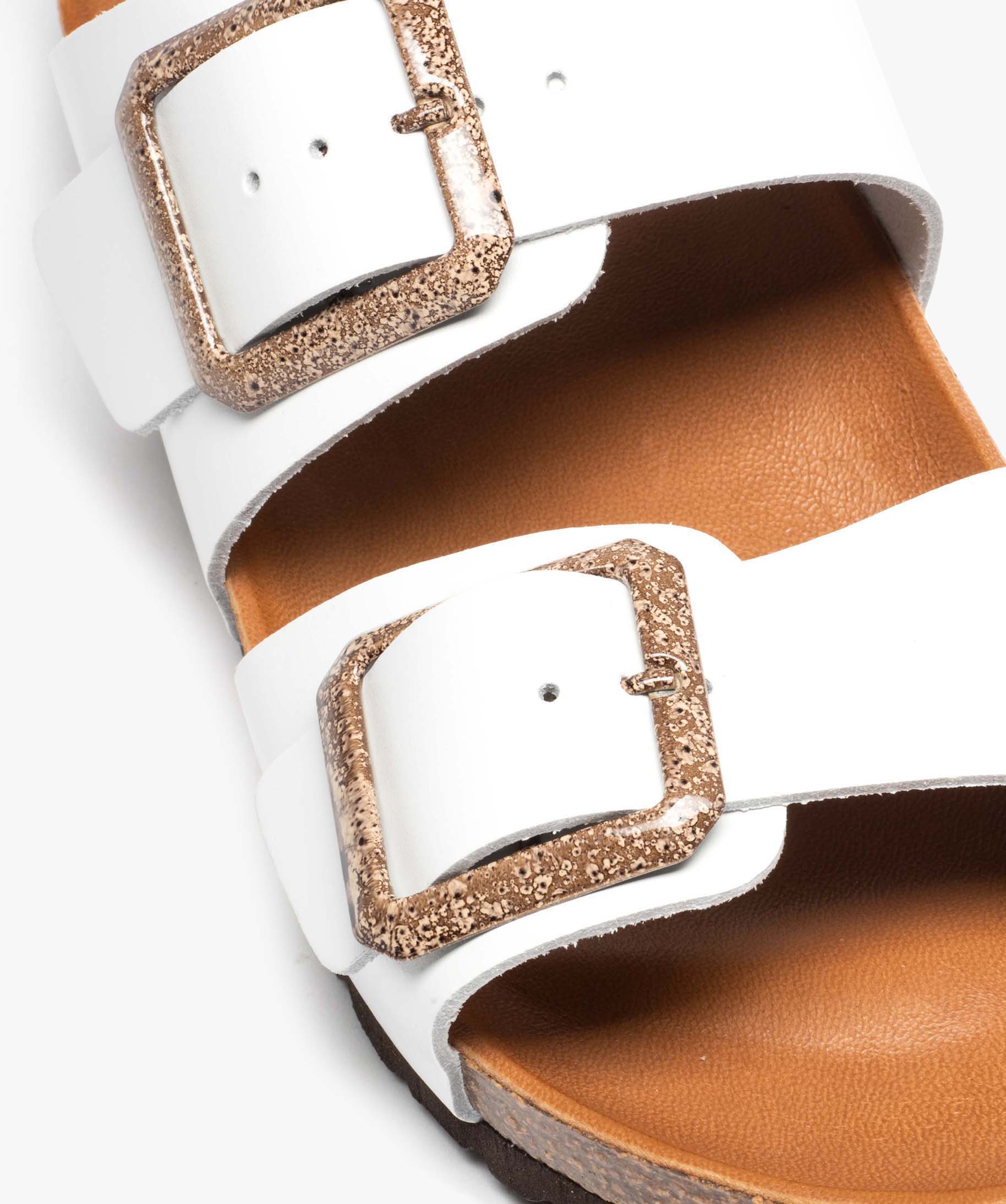 Mules femme unies à larges brides bouclées en cuir blanc | GEMO