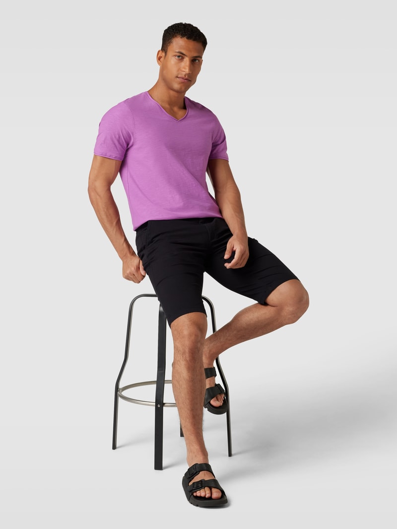 Regular Fit T-Shirt aus Baumwolle mit V-Ausschnitt in fuchsia