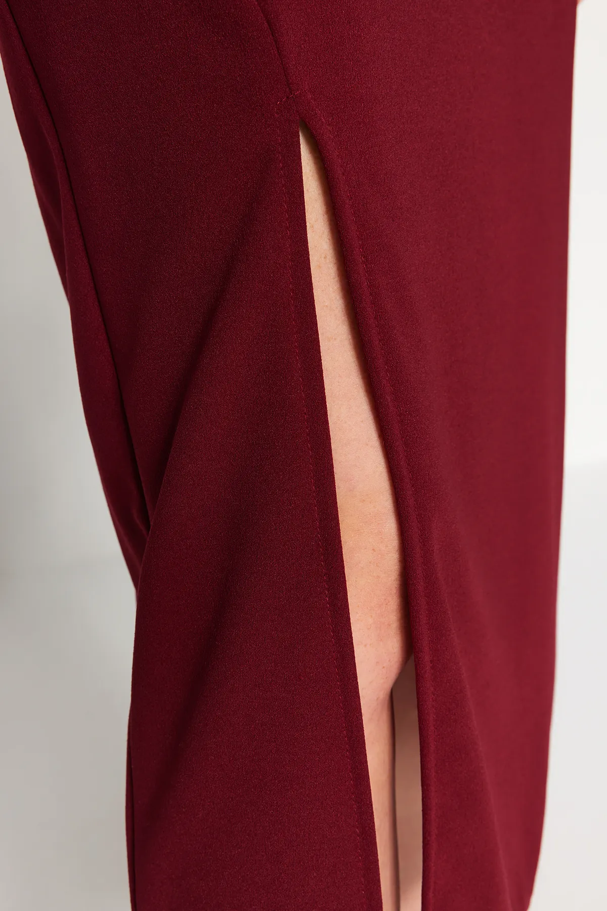 Trendyol Collection  Weinrotes Midi-Strickkleid mit asymmetrischem Ausschnitt und detailliertem Schlitz TWOAW24EL00623