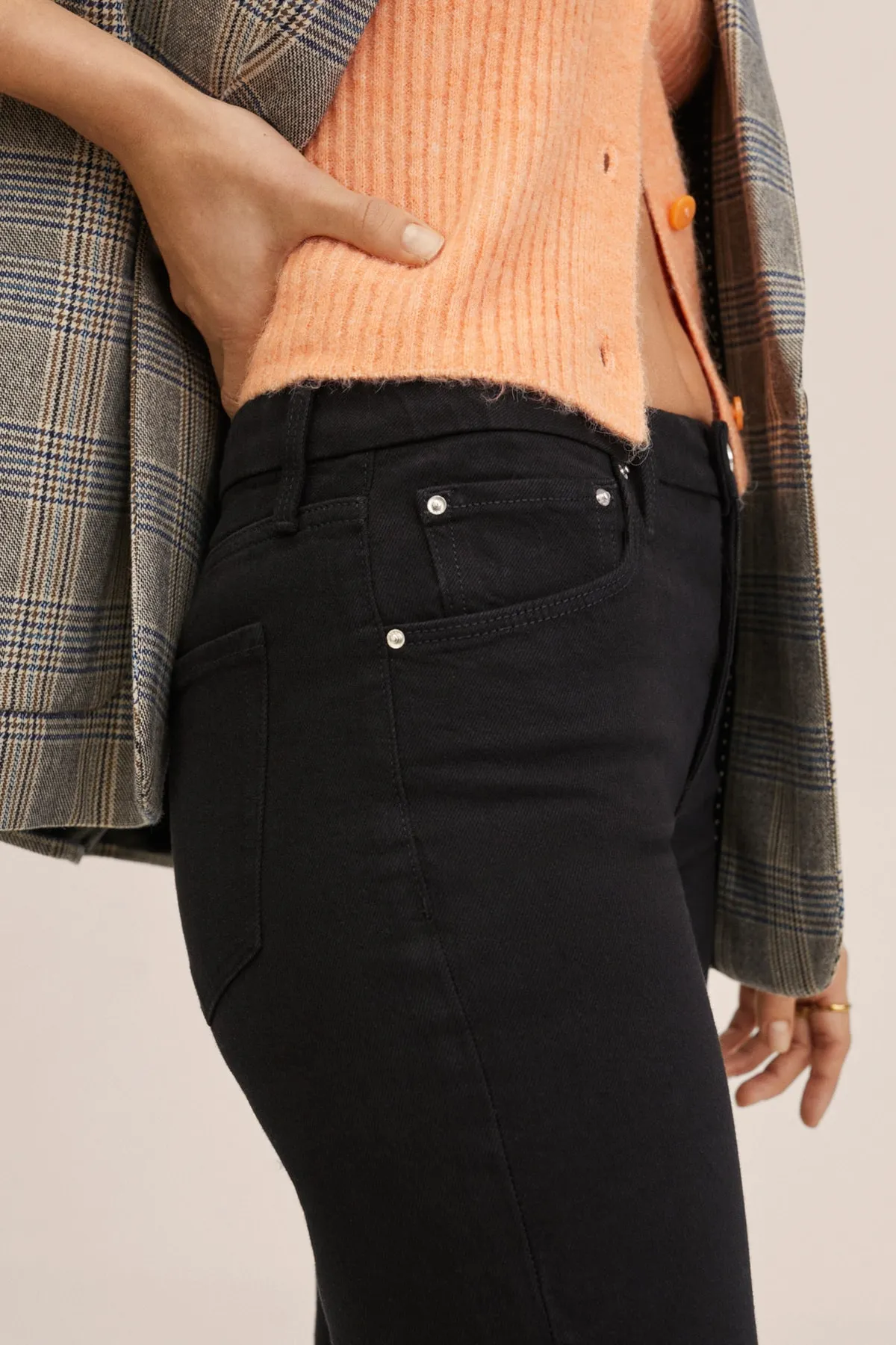 MANGO  Damenjeans aus schwarzem Denim 27003278