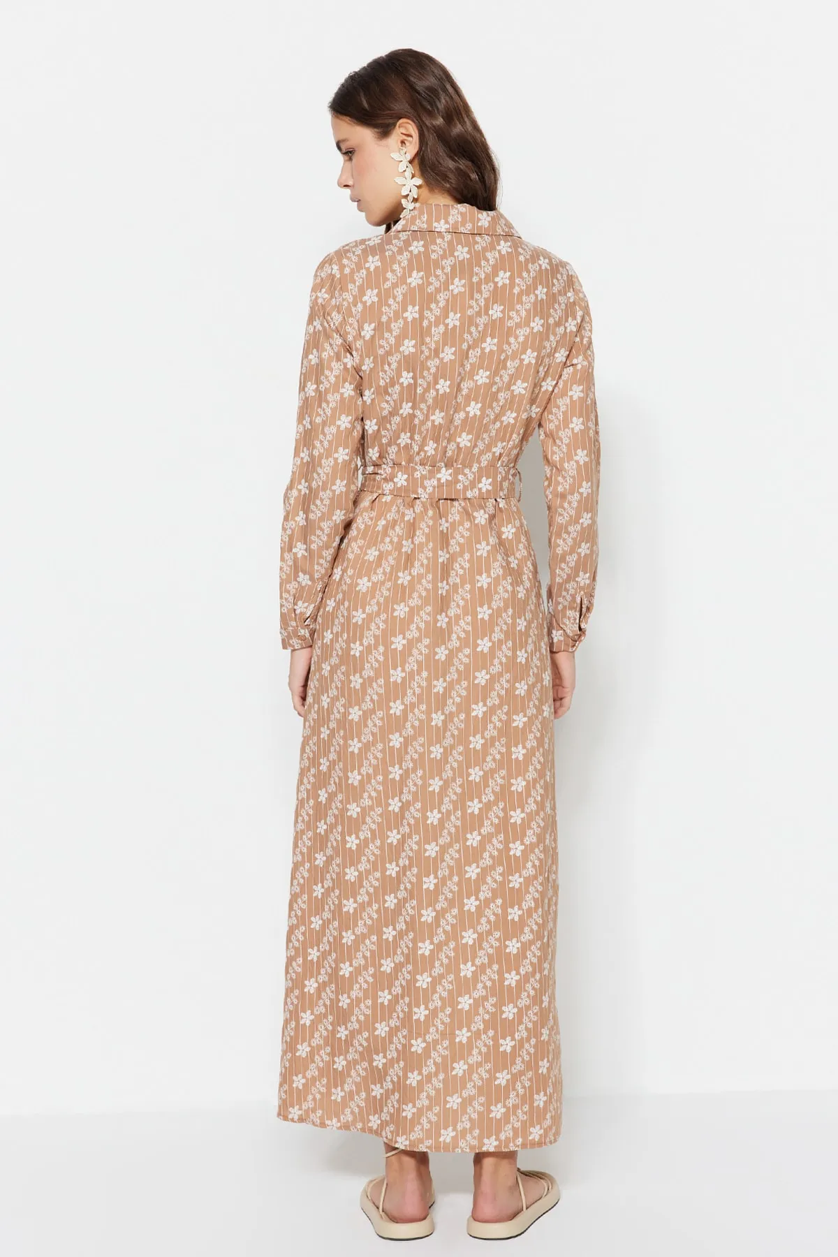 Trendyol Modest  Kamelfarbenes gewebtes Hemdblusenkleid mit Gürtel und Blumenmuster TCTSS23EB00068