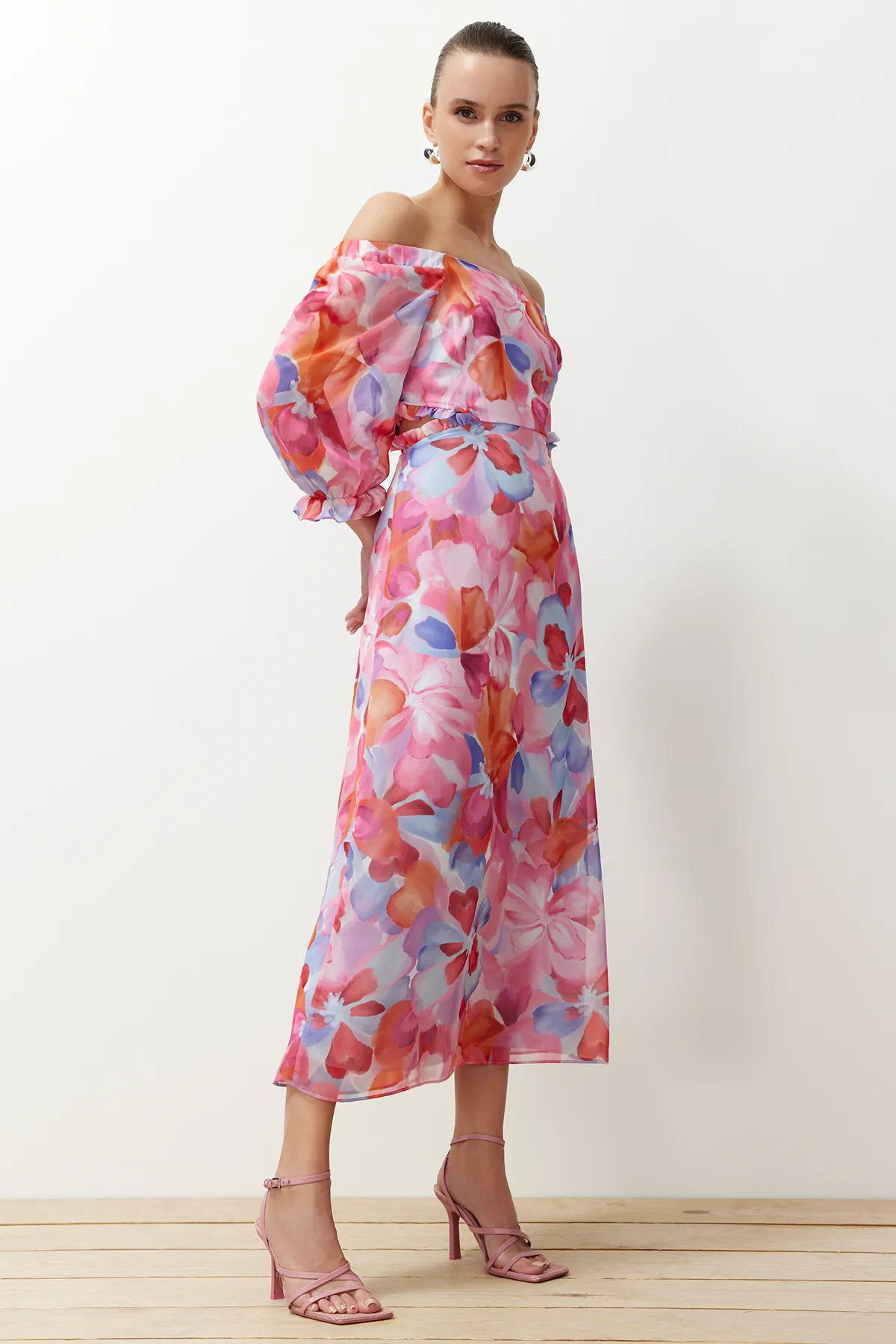 Trendyol Collection  Rosa geblümtes A-Linien-/Glockenkleid aus Chiffon mit Carmen-Kragen, gefüttertes Maxikleid aus Webstoff TWOSS23EL02422