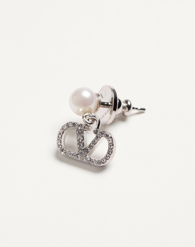 Brincos com a assinatura VLogo em metal, pérolas e cristais Swarovski®