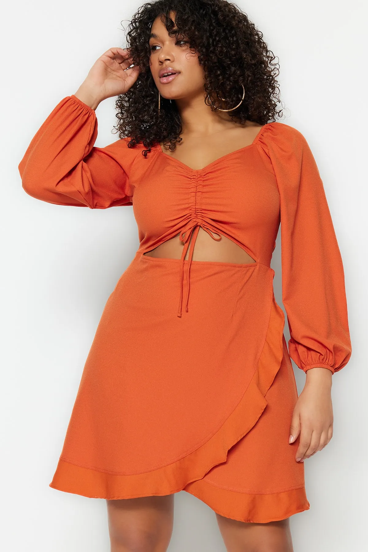 Trendyol Curve  Zimtfarbenes, gewebtes Kleid mit Cut-Out-Details TBBSS23AH00170