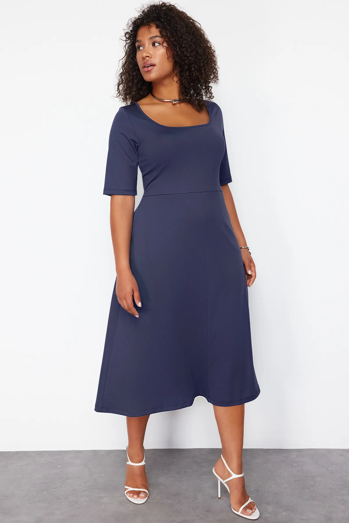 Trendyol Curve  Marineblaues, nachhaltigeres Midi-Strickkleid TBBSS24AH00168