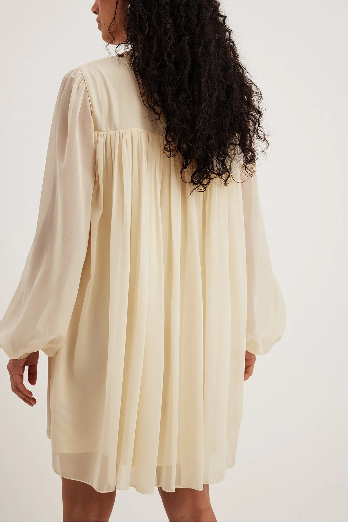 NA-KD  Fließendes, gerafftes Minikleid aus Chiffon