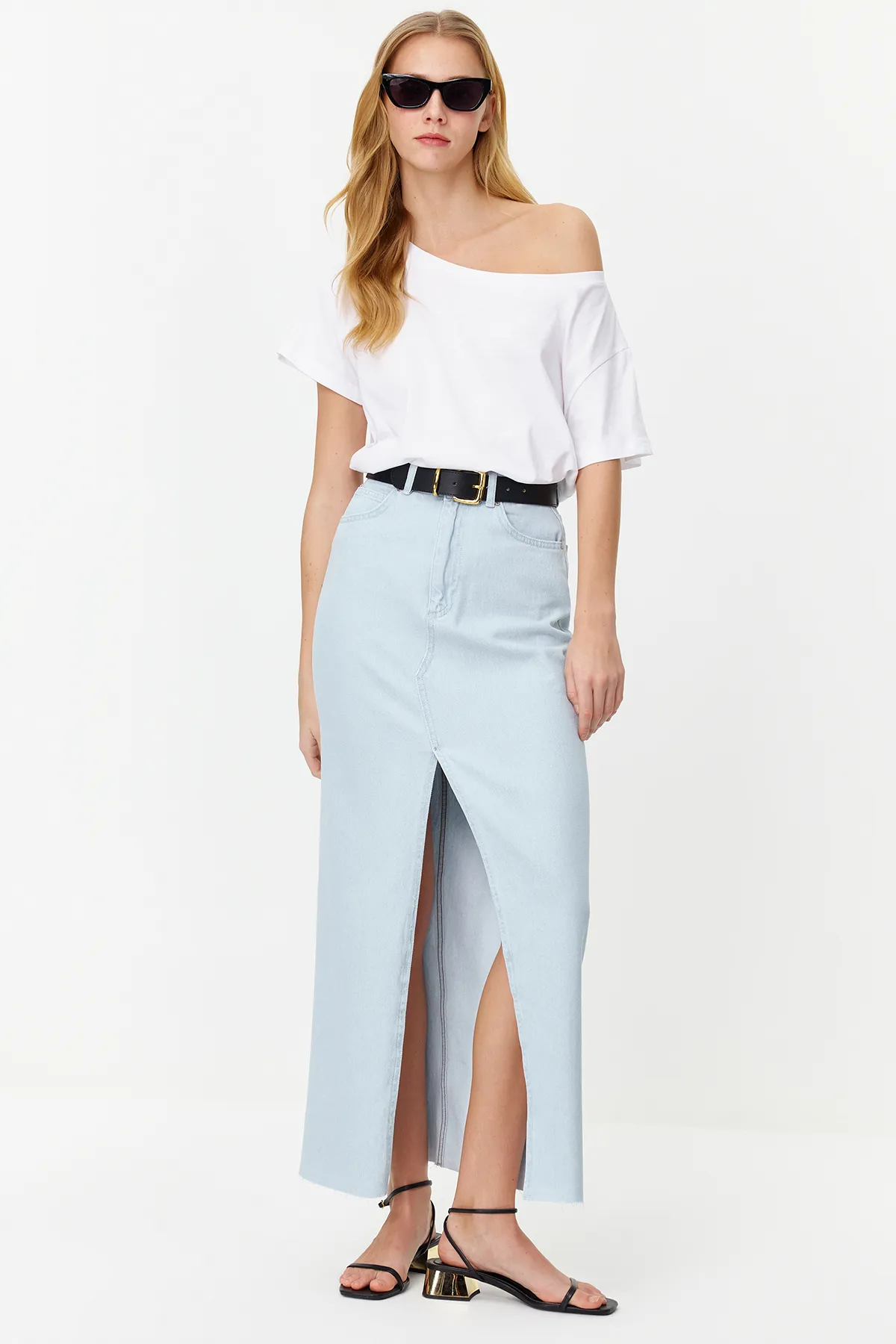Trendyol Collection  Hellblauer, geschlitzter Maxi-Jeansrock mit hoher Taille TWOSS24ET00014