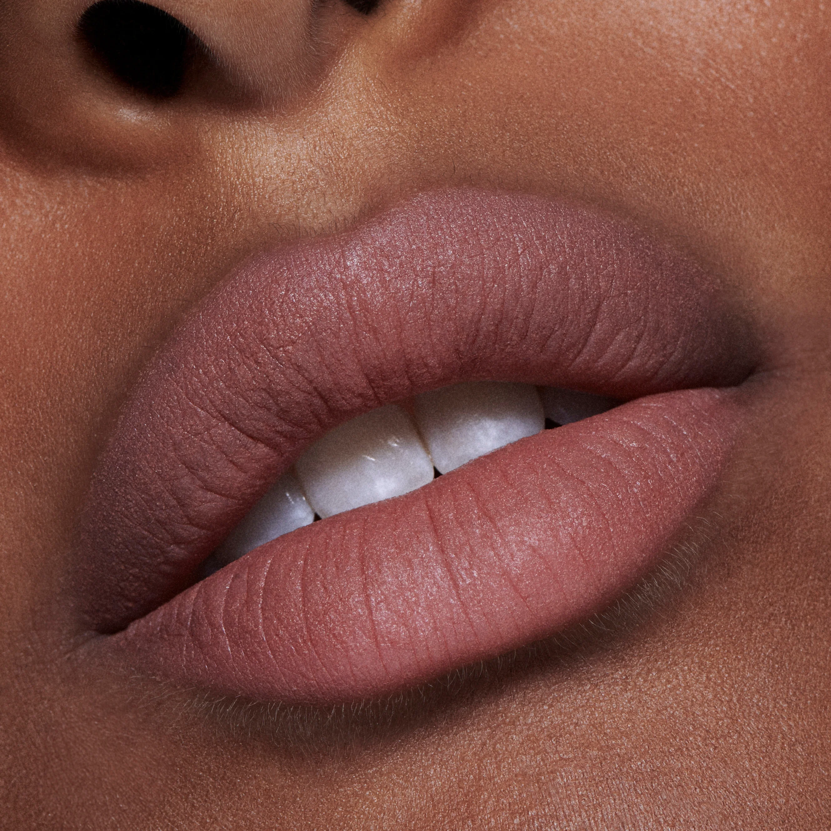Lūpų dažai „Powder Kiss“ skysti lūpų dažai - Lūpų dažai