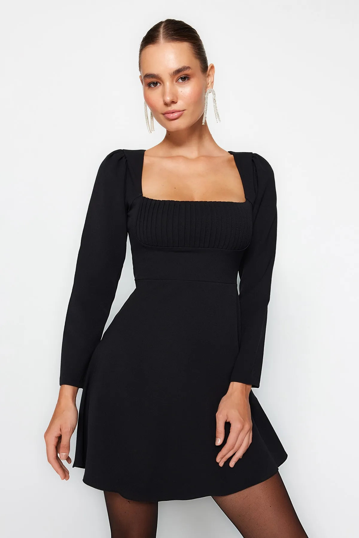 Trendyol Collection  Schwarzes elegantes Abendkleid mit offener Taille/Skater-Rippmuster TPRAW24EL00124